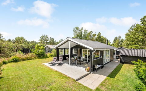 Riekje - 2.3Km from the Sea: Dak, Huis, Huis, Verblijf, Deur, Siding, Dek, Veranda, Plank, Hardwood