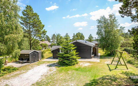 Riekje - 2.3Km from the Sea: Dak, Huis, Huis, Verblijf, Deur, Siding, Dek, Veranda, Plank, Hardwood