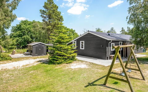 Riekje - 2.3Km from the Sea: Dak, Huis, Huis, Verblijf, Deur, Siding, Dek, Veranda, Plank, Hardwood