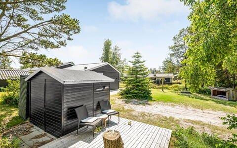 Riekje - 2.3Km from the Sea: Dak, Huis, Huis, Verblijf, Deur, Siding, Dek, Veranda, Plank, Hardwood