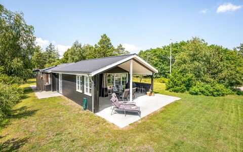Riekje - 2.3Km from the Sea: Dak, Huis, Huis, Verblijf, Deur, Siding, Dek, Veranda, Plank, Hardwood