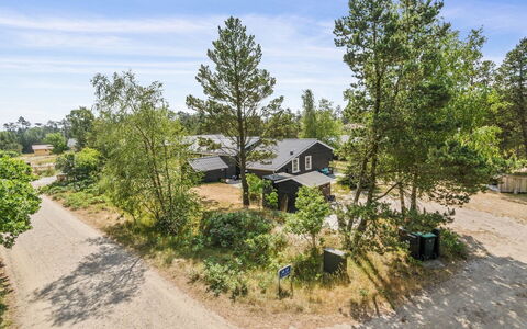 Riekje - 2.3Km from the Sea: Dak, Huis, Huis, Verblijf, Deur, Siding, Dek, Veranda, Plank, Hardwood
