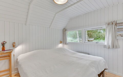 Merta: Hout, Flooring, Plafond, Slaapkamer, Verdieping, Interieur Ontwerp, Bed, Laken, Verlichting, Bedding
