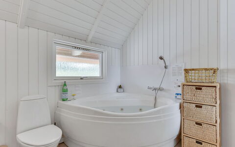 Merta: Flooring, Interieur Ontwerp, Verdieping, Plafond, Loodgieterswerkinrichting, Loodgieter, Bad, Kraan, Badkamer, Kamer
