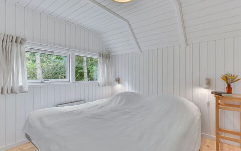 Merta: Hout, Plafond, Flooring, Verdieping, Slaapkamer, Interieur Ontwerp, Bed, Laken, Bedding, Kamer