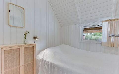 Merta: Flooring, Hout, Verdieping, Interieur Ontwerp, Plafond, Slaapkamer, Verlichting, Meubilair, Kamer, Bed