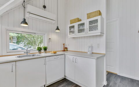 Merta: Flooring, Hout, Interieur Ontwerp, Keuken, Verdieping, Countertop, Plafond, Cabinetry, Kamer, Kraan