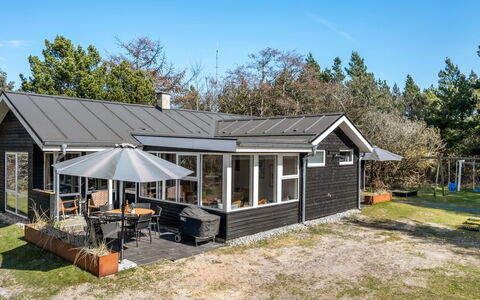 Yall - 1Km from the Sea: Hout, Dak, Architectuur, Huis, Huis, Verblijf, Siding, Hardwood, Helling, Landgoed