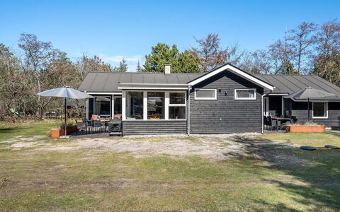 Yall - 1Km from the Sea: Hout, Dak, Architectuur, Huis, Huis, Verblijf, Siding, Hardwood, Helling, Landgoed