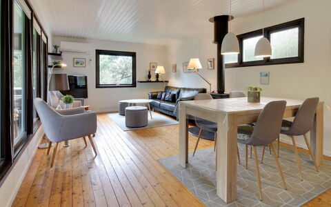 Hannu - 900M from the Sea: Meubilair, Interieur Ontwerp, Flooring, Hout, Verdieping, Bankstel, Woonkamer, Plafond, Houten Vloer, Kamer