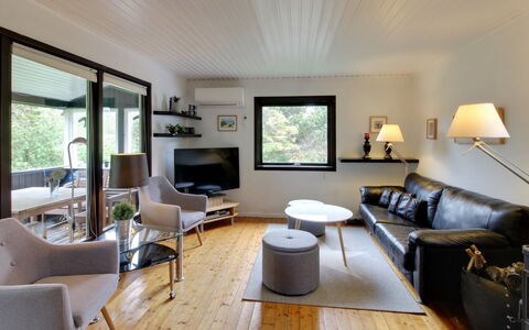 Hannu - 900M from the Sea: Meubilair, Interieur Ontwerp, Flooring, Bankstel, Verdieping, Muur, Woonkamer, Plafond, Hout, Kamer