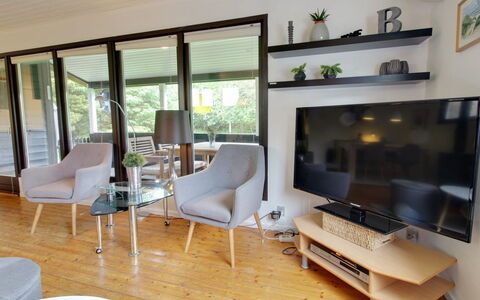 Hannu - 900M from the Sea: Meubilair, Interieur Ontwerp, Flooring, Hout, Televisie, Verdieping, Woonkamer, Huis, Kamer, Verlichting