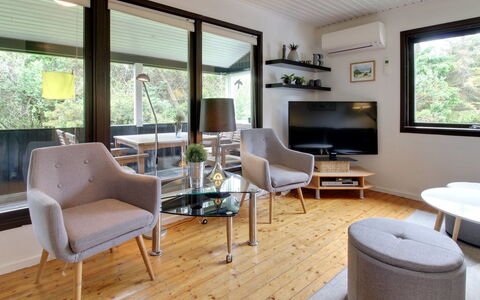 Hannu - 900M from the Sea: Meubilair, Interieur Ontwerp, Flooring, Hout, Bankstel, Verdieping, Woonkamer, Plafond, Tafel, Kamer
