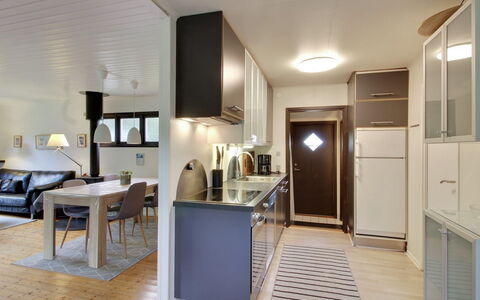 Hannu - 900M from the Sea: Interieur Ontwerp, Keuken, Flooring, Countertop, Plafond, Meubilair, Verdieping, Cabinetry, Kamer, Lichte Inrichting