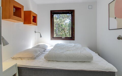Hannu - 900M from the Sea: Bed, Slaapkamer, Interieur Ontwerp, Muur, Laken, Bedding, Hout, Flooring, Verdieping, Kamer