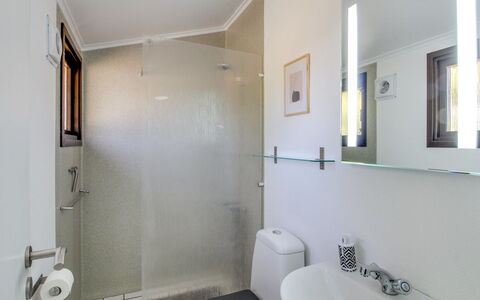 Hannu - 900M from the Sea: Loodgieterswerkinrichting, Badkamer, Flooring, Interieur Ontwerp, Wastafel In De Badkamer, Verdieping, Loodgieter, Plafond, Toilet, Wastafel