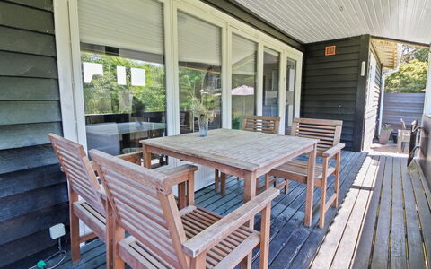Hannu - 900M from the Sea: Meubilair, Hout, Flooring, Verdieping, Houten Vloer, Veranda, Hardwood, Tafel, Beits, Dek