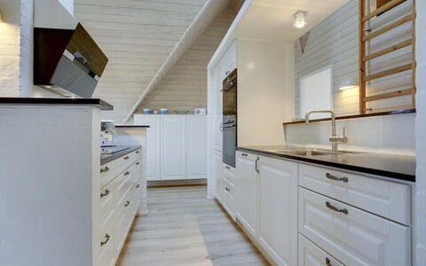 Ege - 200M from the Sea: Flooring, Hout, Interieur Ontwerp, Keuken, Plafond, Countertop, Verdieping, Houten Vloer, Cabinetry, Lichte Inrichting