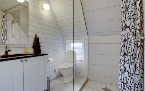 Ege - 200M from the Sea: Flooring, Muur, Interieur Ontwerp, Loodgieterswerkinrichting, Hout, Verdieping, Plafond, Badkamer, Lichte Inrichting, Architectuur