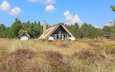 Gerdis - 1.6Km from the Sea: Architectuur, Dak, Huis, Samengesteld Materiaal, Daylighting, Siding, Oprit