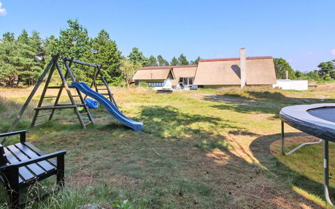 Gerdis - 1.6Km from the Sea: Architectuur, Dak, Huis, Samengesteld Materiaal, Daylighting, Siding, Oprit