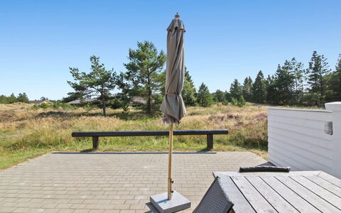 Gerdis - 1.6Km from the Sea: Architectuur, Dak, Huis, Samengesteld Materiaal, Daylighting, Siding, Oprit