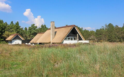 Gerdis - 1.6Km from the Sea: Architectuur, Dak, Huis, Samengesteld Materiaal, Daylighting, Siding, Oprit