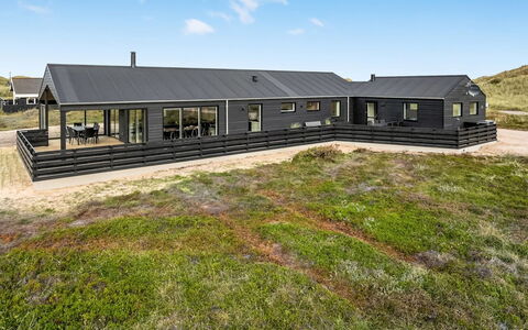 Birger - 300M from the Sea: Struik, Stedelijk Ontwerp, Groundcover, Steen, Appartement, Landgoed, Metselwerk, Balkon, Landscaping