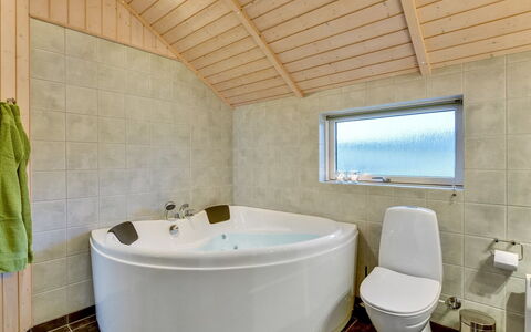Christan - 1.2Km from the Sea: Loodgieterswerkinrichting, Badkamer, Flooring, Bad, Plafond, Verdieping, Loodgieter, Interieur Ontwerp, Kraan, Wastafel