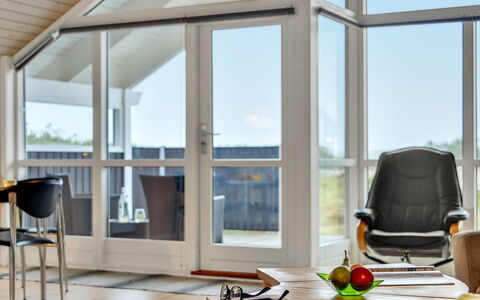Christan - 1.2Km from the Sea: Hout, Flooring, Interieur Ontwerp, Verdieping, Plafond, Meubilair, Stoel, Houten Vloer, Glas, Woonkamer