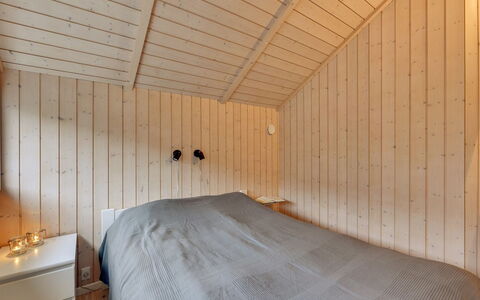 Christan - 1.2Km from the Sea: Muur, Flooring, Hout, Verdieping, Slaapkamer, Interieur Ontwerp, Plafond, Kamer, Bed, Verlichting