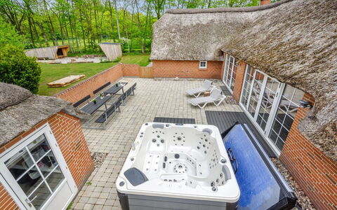 Erla - 2.3Km from the Sea: Dak, Huis, Huis, Verblijf, Siding, Landgoed, Oprit, Garden Gebouwen, Werf, Schuur