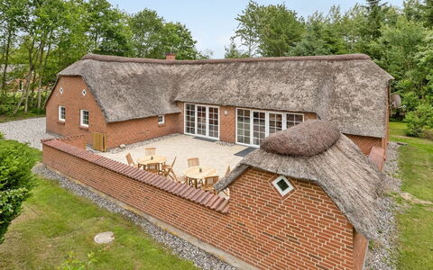 Erla - 2.3Km from the Sea: Dak, Huis, Huis, Verblijf, Siding, Landgoed, Oprit, Garden Gebouwen, Werf, Schuur