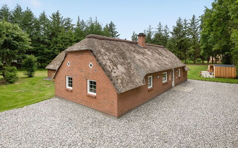 Erla - 2.3Km from the Sea: Dak, Huis, Huis, Verblijf, Siding, Landgoed, Oprit, Garden Gebouwen, Werf, Schuur