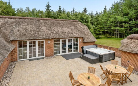 Erla - 2.3Km from the Sea: Dak, Huis, Huis, Verblijf, Siding, Landgoed, Oprit, Garden Gebouwen, Werf, Schuur