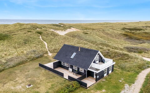 Amandus - 100M from the Sea: Woongebied, Struik, Huis, Huis, Tuin, Landgoed, Schaduw, Landscaping, Gazon