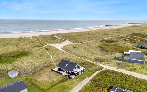 Amandus - 100M from the Sea: Woongebied, Struik, Huis, Huis, Tuin, Landgoed, Schaduw, Landscaping, Gazon