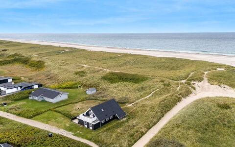 Amandus - 100M from the Sea: Woongebied, Struik, Huis, Huis, Tuin, Landgoed, Schaduw, Landscaping, Gazon
