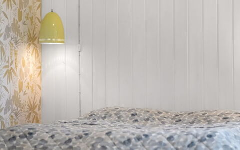 Rohan - 500M from the Sea: Hout, Interieur Ontwerp, Slaapkamer, Linens, Bedding, Laken, Kamer, Beits, Bed, Lampekap
