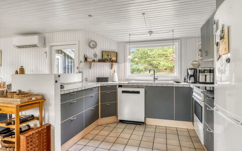 Gloria - 2.5Km from the Sea: Keuken, Countertop, Toestel Van De Keuken, Major Appliance, Flooring, Hout, Interieur Ontwerp, Plafond, Cabinetry, Huishoudapparatuur