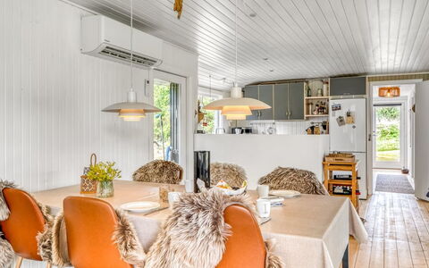 Gloria - 2.5Km from the Sea: Hout, Interieur Ontwerp, Plafond, Meubilair, Keuken En Eettafel, Flooring, Stoel, Huis, Eetkamer, Lichte Inrichting
