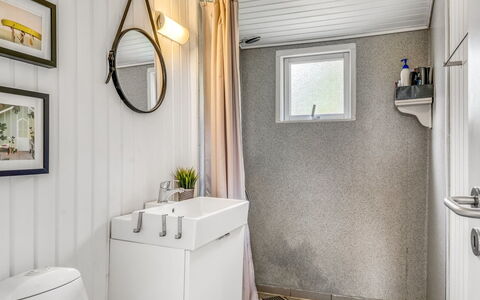 Gloria - 2.5Km from the Sea: Loodgieterswerkinrichting, Badkamer, Interieur Ontwerp, Loodgieter, Toilet, Kraan, Plafond, Gordijn, Wc Bril, Wastafel