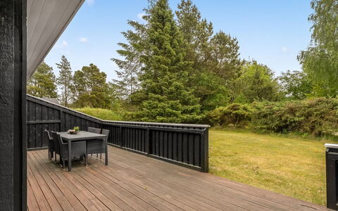 Vlatko - 2.9Km from the Sea: Hout, Hardwood, Plank, Dek, Veranda, Beits, Landscaping, Houten Vloer, Schaduw, Siding