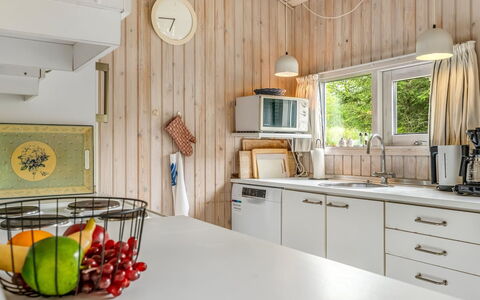 Vlatko - 2.9Km from the Sea: Keuken, Countertop, Interieur Ontwerp, Hout, Toestel Van De Keuken, Meubilair, Plafond, Flooring, Major Appliance, Cabinetry