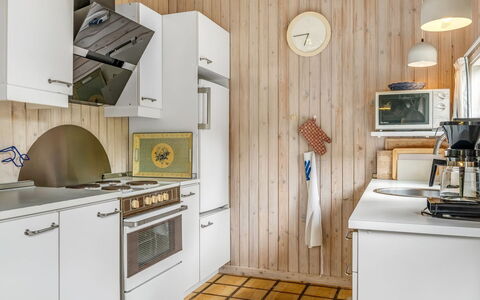 Vlatko - 2.9Km from the Sea: Keuken, Toestel Van De Keuken, Hout, Interieur Ontwerp, Major Appliance, Flooring, Countertop, Plafond, Meubilair, Huishoudapparatuur