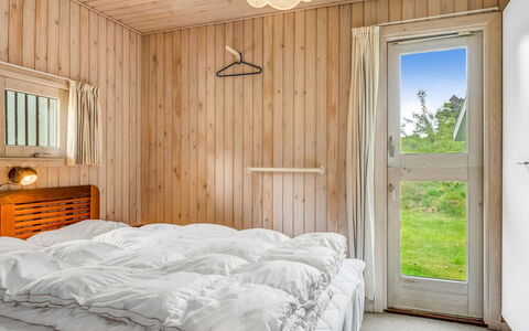 Vlatko - 2.9Km from the Sea: Bed, Slaapkamer, Meubilair, Laken, Interieur Ontwerp, Bedding, Hout, Verdieping, Flooring, Plafond