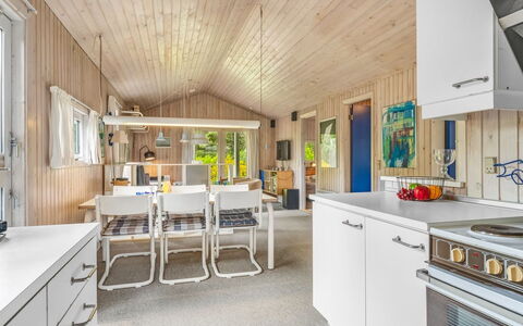 Vlatko - 2.9Km from the Sea: Hout, Interieur Ontwerp, Plafond, Keuken, Flooring, Verdieping, Meubilair, Countertop, Huis, Kamer