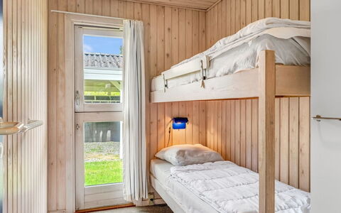 Vlatko - 2.9Km from the Sea: Hout, Slaapkamer, Bed, Stapelbed, Beits, Hardwood, Slaapzaal, Plank, Bed Frame, Bedding