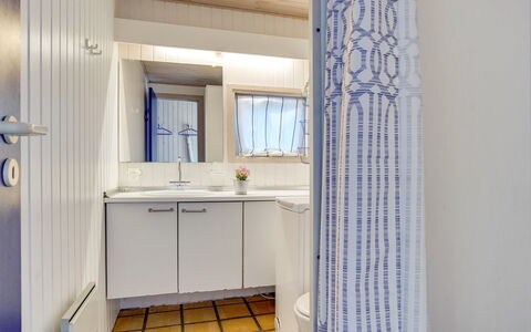 Vlatko - 2.9Km from the Sea: Loodgieterswerkinrichting, Flooring, Badkamer, Interieur Ontwerp, Verdieping, Wastafel, Wastafel In De Badkamer, Loodgieter, Badkamerkast, Kraan