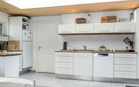 Bedri - 800M from the Sea: Keuken, Toestel Van De Keuken, Countertop, Meubilair, Major Appliance, Cabinetry, Flooring, Interieur Ontwerp, Hout, Huishoudapparatuur